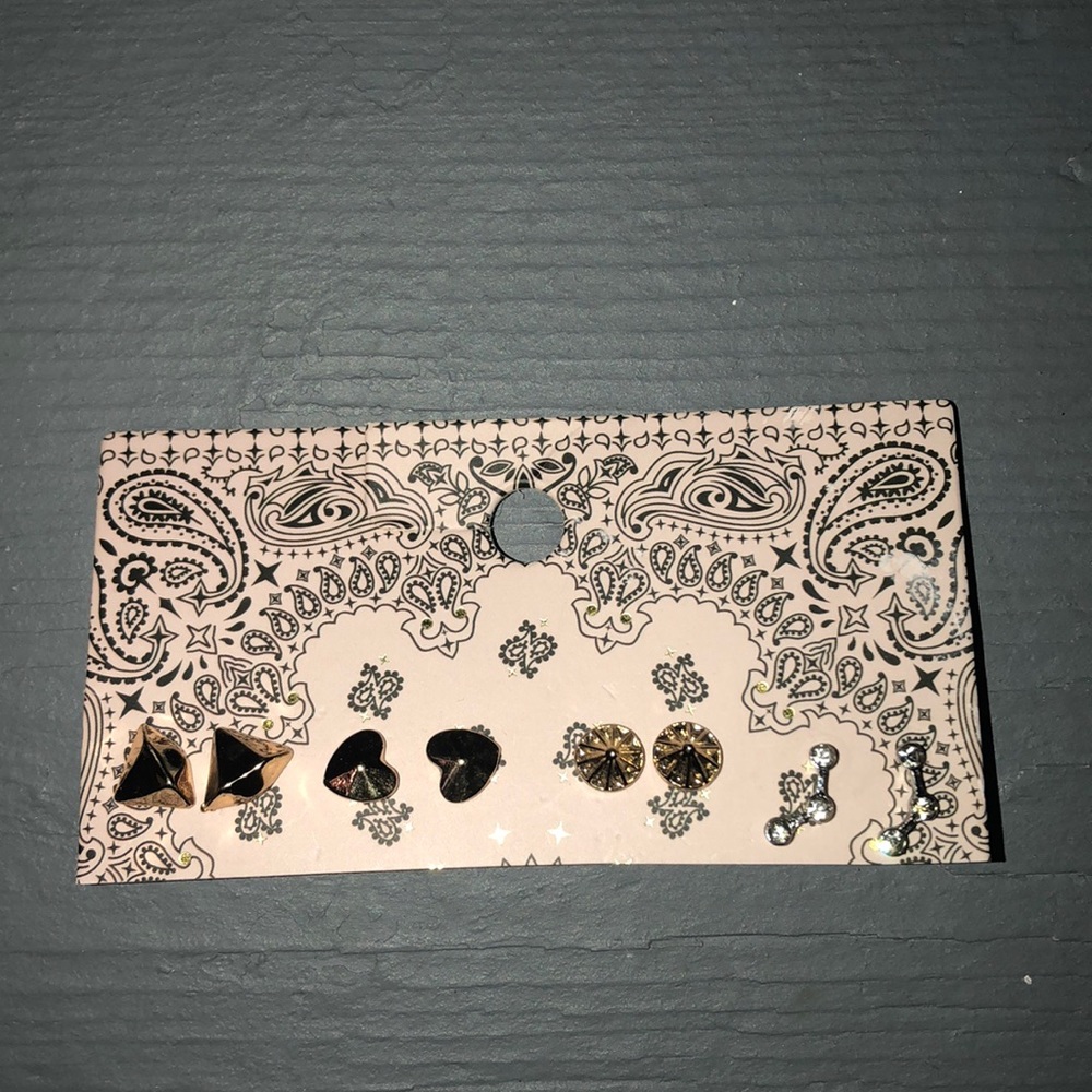 four pairs of stud earrings!!!